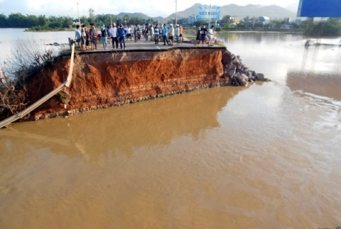 Cây cầu trên QL1A bị lũ dữ cuốn phăng. Cây cầu trên QL1A bị lũ dữ cuốn phăng