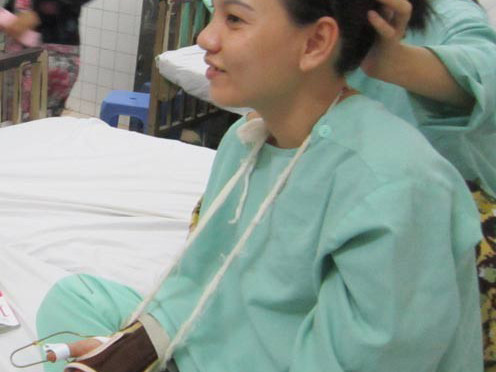 Chị Thúy lúc còn chữa trị trong bệnh viện. Ảnh: Zing 