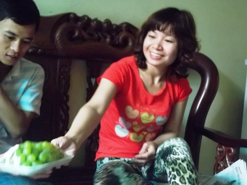 Vừa nhìn thấy khay nho, bà Dung đã khẳng định đó là nho của mình cung cấp