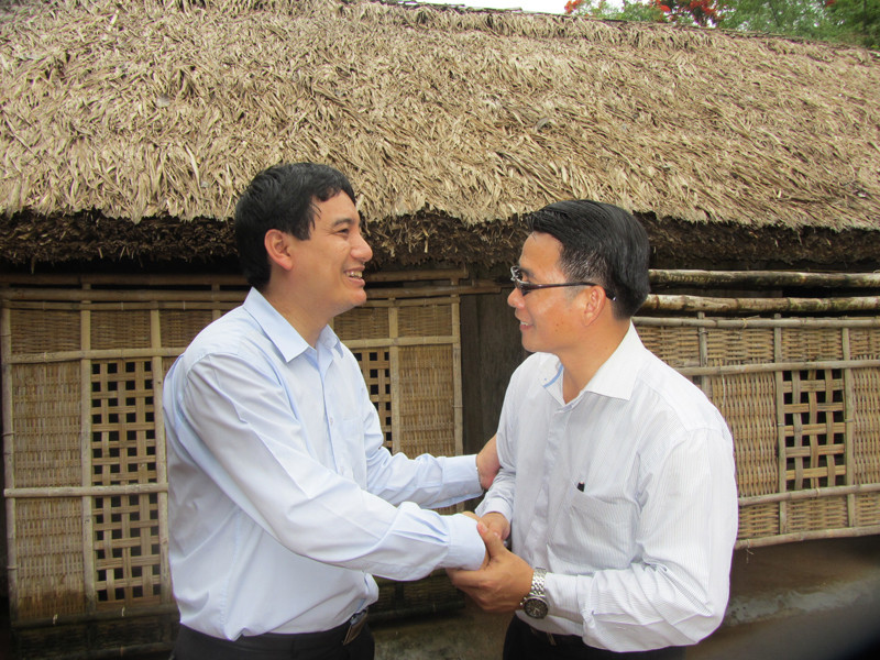 Thủ lĩnh thanh niên Việt- Lào trước sân nhà Bác ở Làng Sen, thể hiện ý chí đoàn kết của tuổi trẻ hai nước