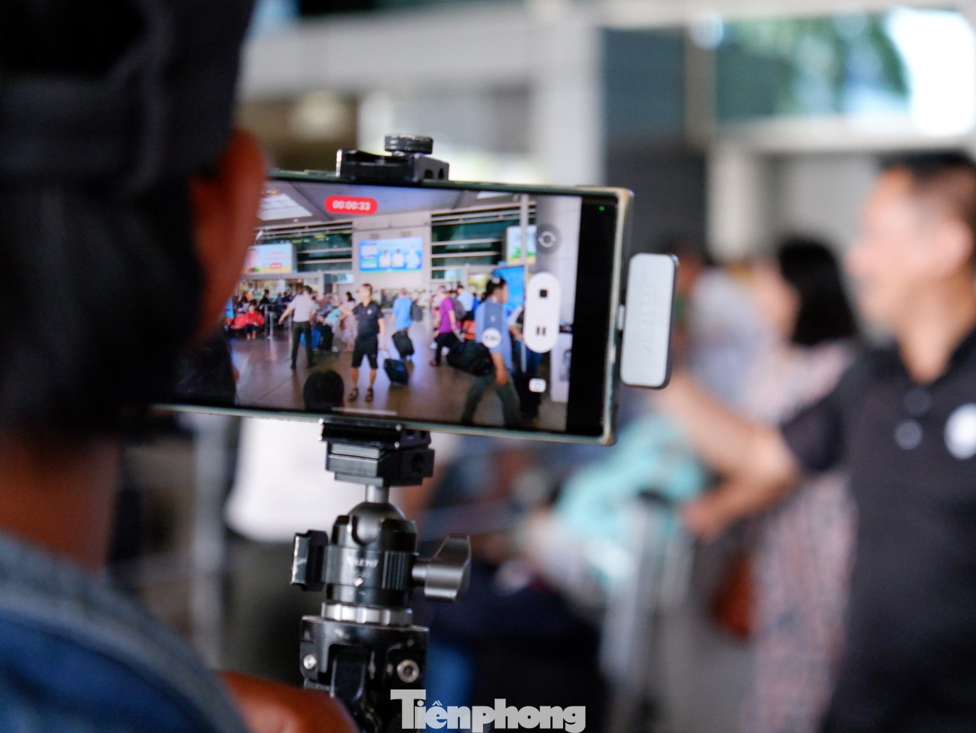 Một người dùng điện thoại để ghi lại khoảnh khắc bên người thân.