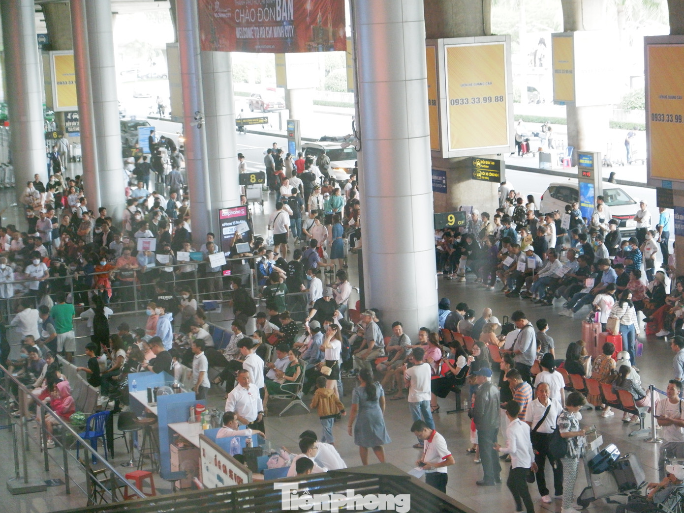 Khu vực sảnh chờ đến thuộc ga quốc tế sân bay Tân Sơn Nhất luôn tấp nập người đến đón thân nhân từ nước ngoài về quê sum họp cùng gia đình vào dịp Tết Nguyên đán 2024.