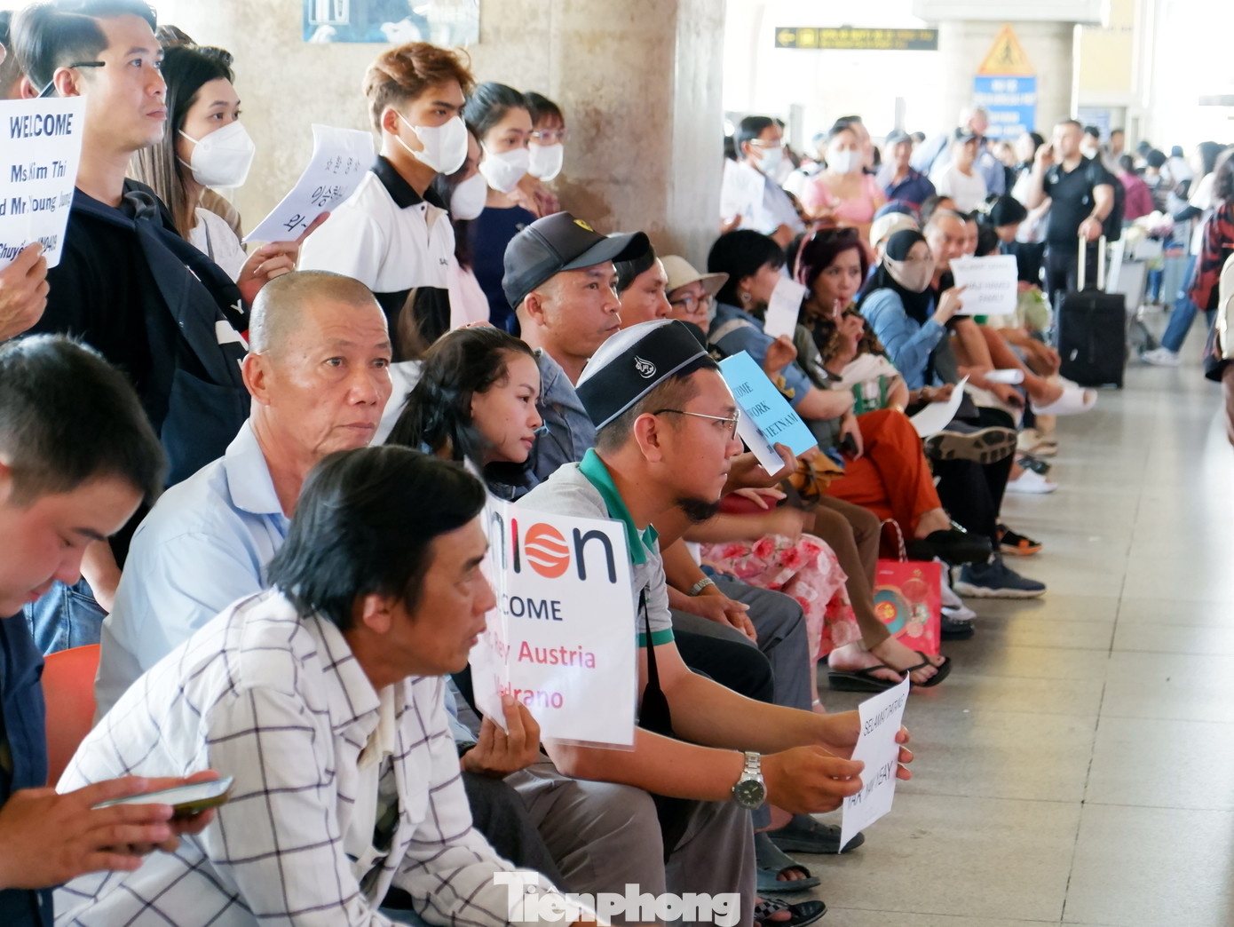 Những hàng ghế ở sảnh đến ga quốc tế hầu như đều kín chỗ.