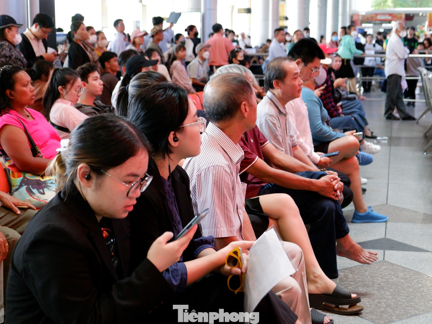 Một số trường hợp gia đình nhiều thành viên cùng đi đón 1-2 người từ nước ngoài về khiến tình hình tại sảnh chờ luôn đông đúc.