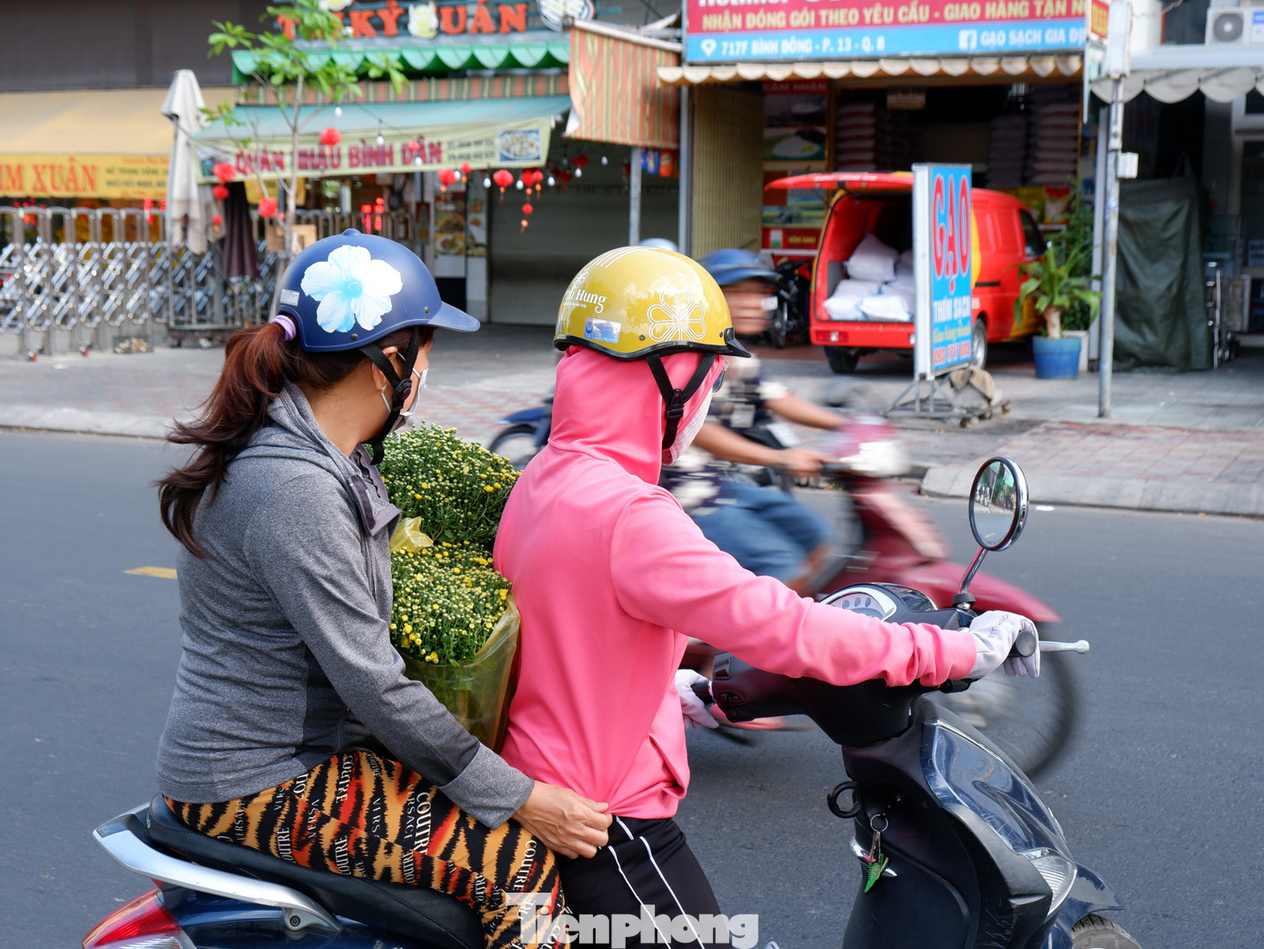 &quot;Năm nay tôi quyết định đi mua hoa tết sớm. Giá hoa cũng tương đương năm trước, mình đi mua sớm có thể lựa chọn những chậu hoa ưng ý nhất để về trưng tết và tạo không khí trong nhà&quot;- chị Dương Thị Mai Anh (ngụ quận 8) chia sẻ.