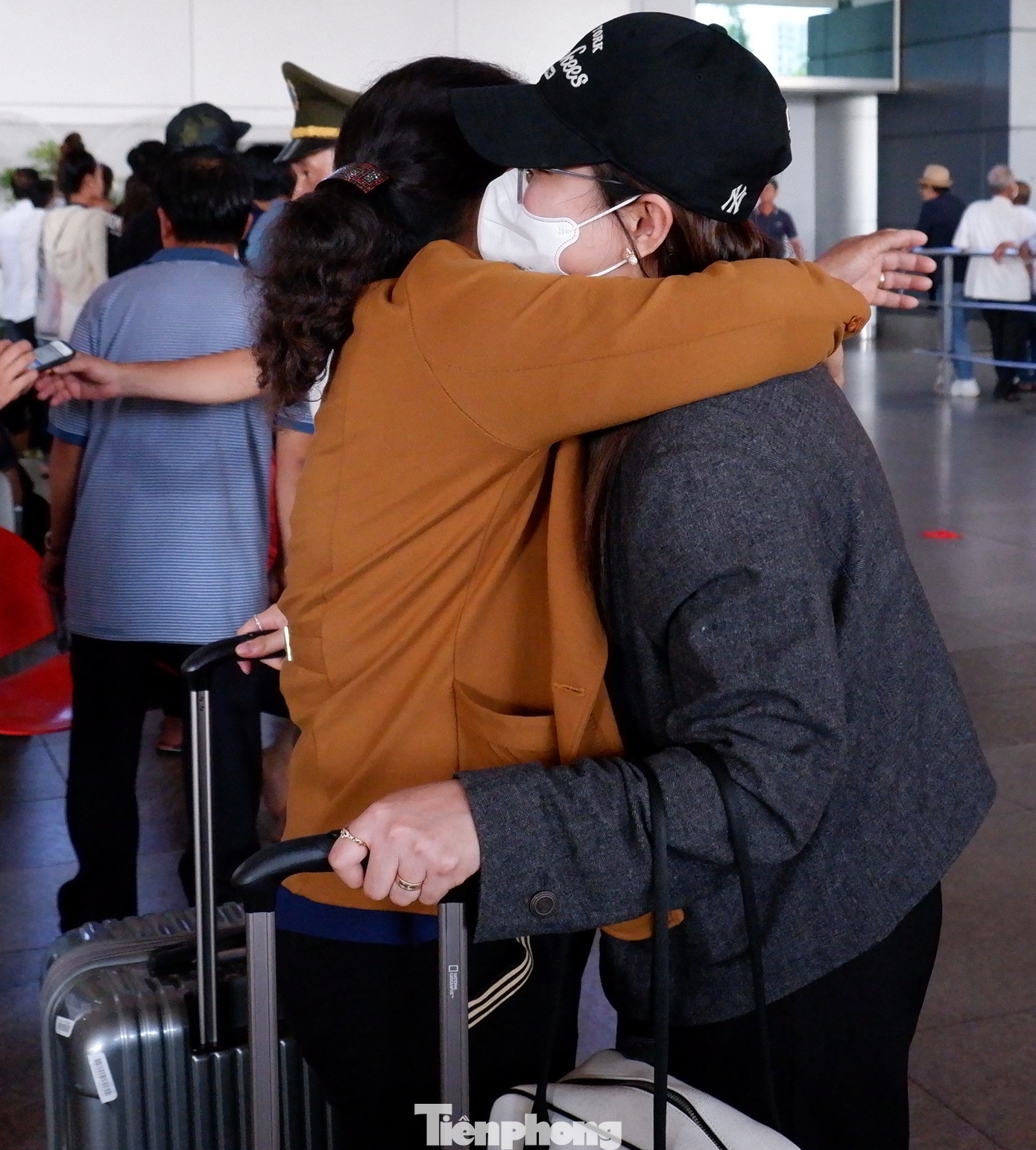 Nhiều người không kìm nén được sự xúc động khi được gặp lại người thân sau thời gian xa cách.