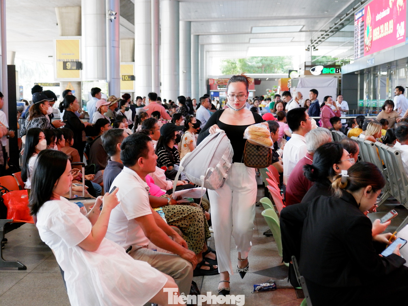 Một số trường hợp gia đình nhiều thành viên cùng đi đón 1-2 người từ nước ngoài về khiến tình hình tại sảnh chờ luôn đông đúc.