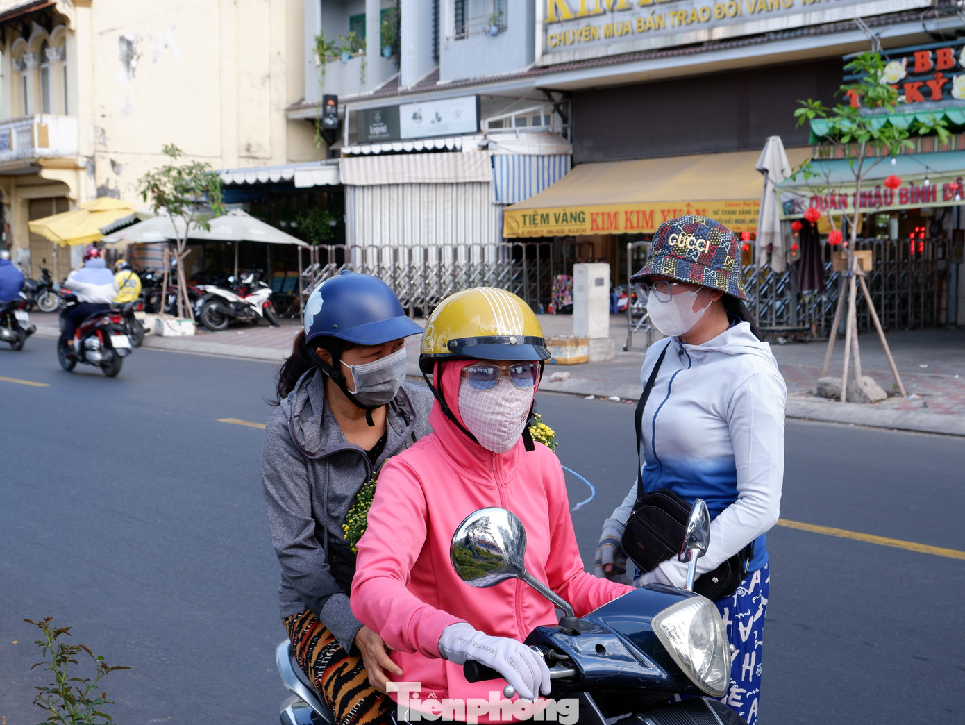 &quot;Năm nay tôi quyết định đi mua hoa tết sớm. Giá hoa cũng tương đương năm trước, mình đi mua sớm có thể lựa chọn những chậu hoa ưng ý nhất để về trưng tết và tạo không khí trong nhà&quot;- chị Dương Thị Mai Anh (ngụ quận 8) chia sẻ.
