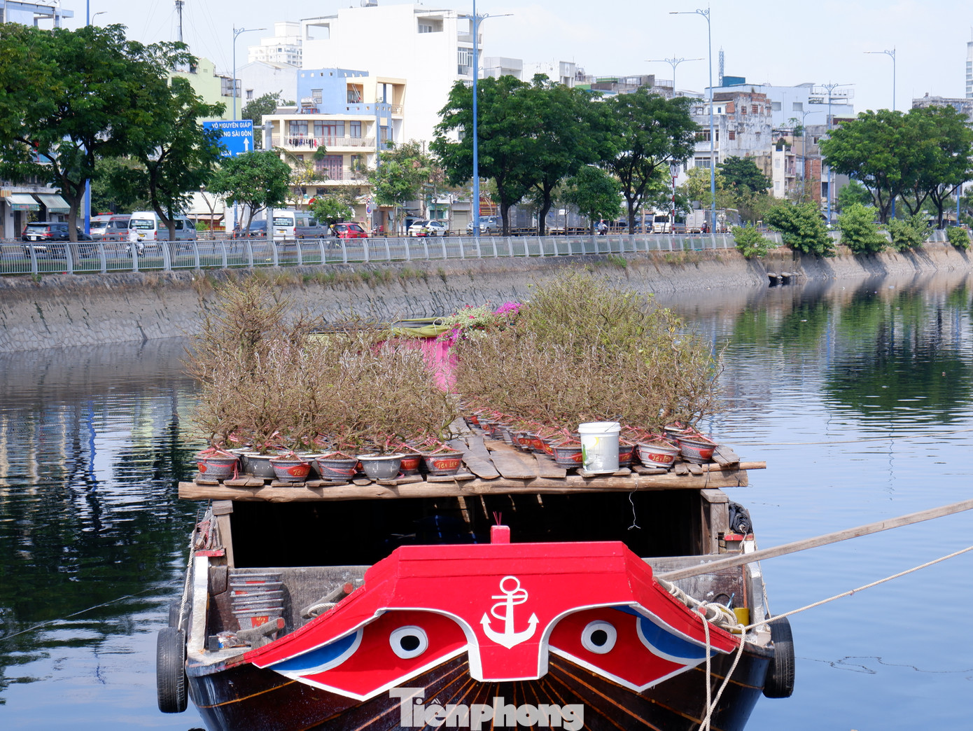 Một số ghe chở hoa, kiểng Tết từ các tỉnh, thành miền Tây đã bắt đầu cập Bến Bình Đông.