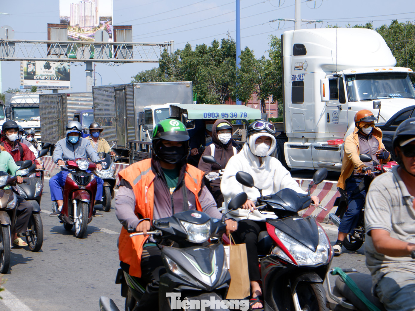 Người dân phải trùm kín khi ra đường do nắng nóng.