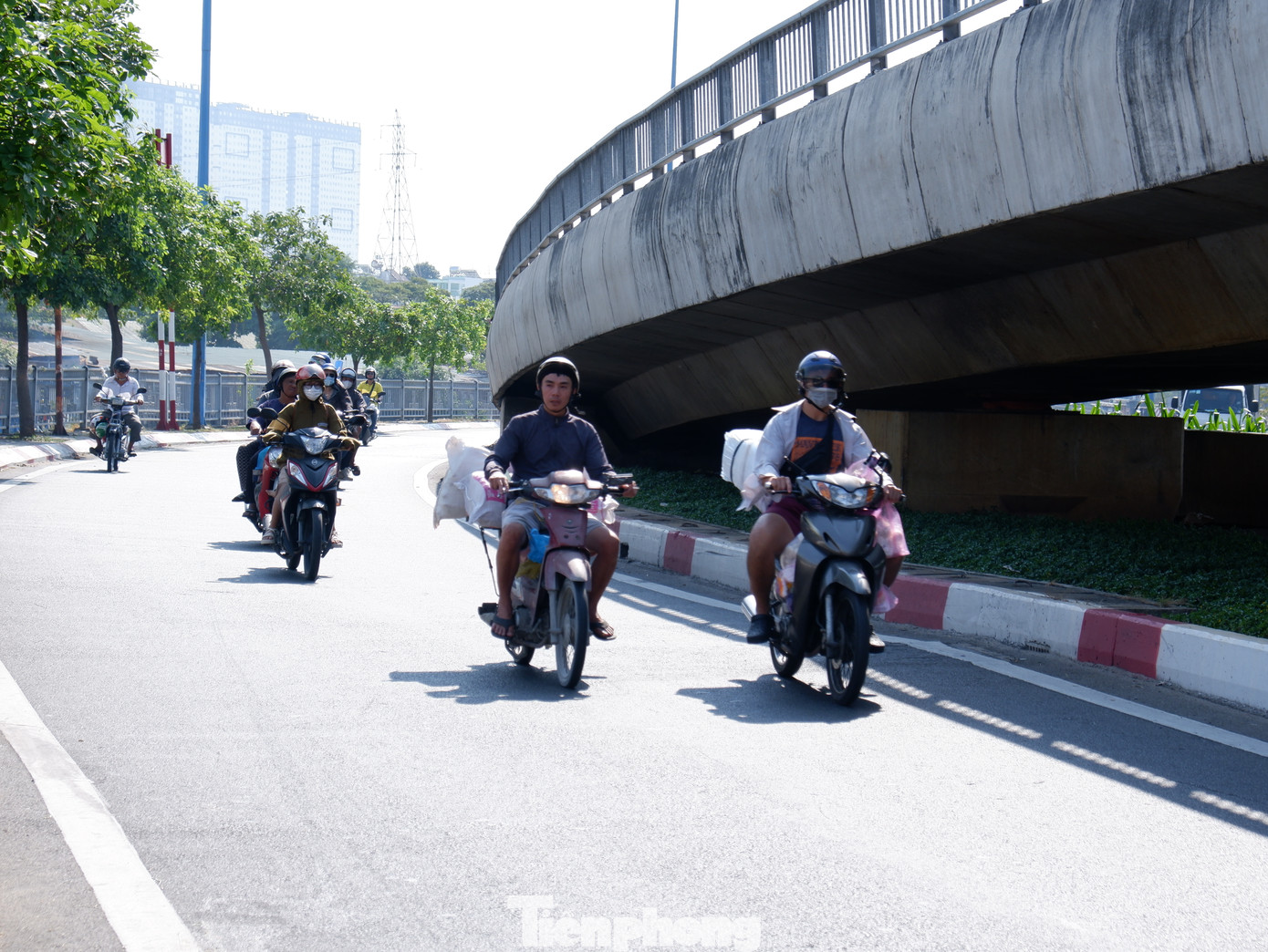 Nguyên nhân nắng nóng là do từ tháng 1 đến tháng 3 là thời kỳ cao điểm của mùa khô tại khu vực Nam bộ, thời tiết sẽ có ít mưa, độ ẩm giảm thấp gây hanh khô.