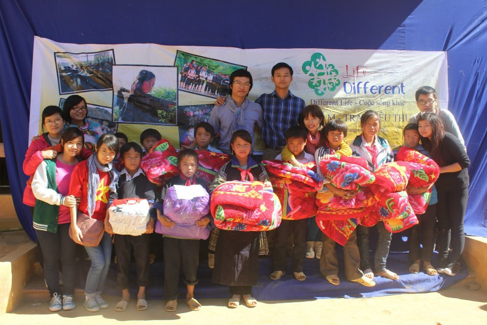 Những chiếc chăn bông sẽ giúp các em nhỏ miền núi vượt qua giá rét mùa đông, đón Giáng sinh ấm áp