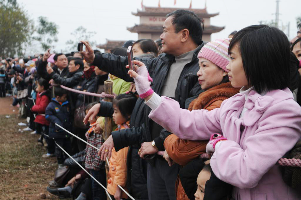 Du khách háo hức xem hội