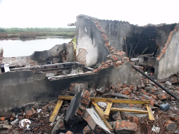 Ngôi nhà hai tầng và một tầng của gia đình ông Vươn bị san phẳng và đập phá