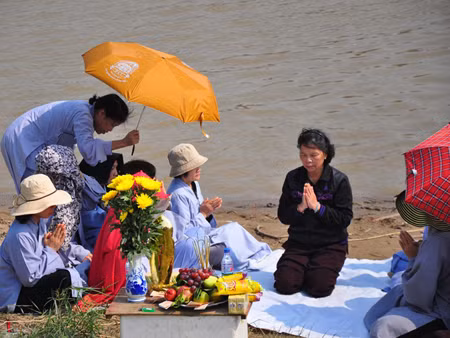 Các phật tử lập đàn cầu siêu bên sông mong sớm tìm thấy thi thể nạn nhân Huyền sáng nay (26/10). Ảnh: Tuấn Nguyễn