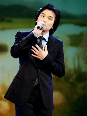 Mạnh Quỳnh hát tại Nhà hát Hòa Bình Ảnh: Hoài Sơn