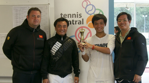 Nguyễn Hoàng Thiên và người thân với cúp vô địch nội dung đôi nam