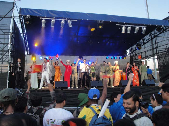 Tiết mục biểu diễn ca nhạc của thanh niên Việt Nam làm ngất ngây bạn bè quốc tế.