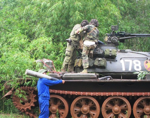 Tiếp đạn cho xe tăng