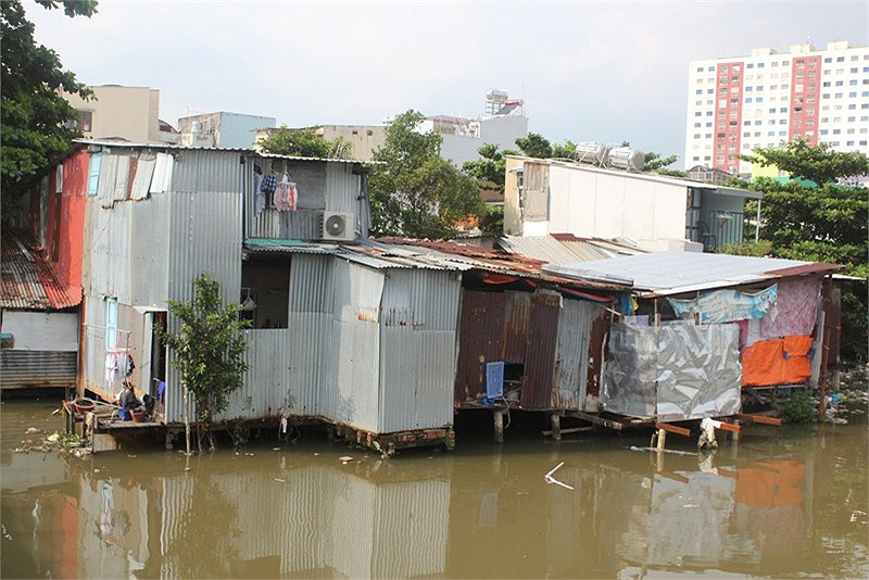 Vào mùa mưa càng trầm trọng, nguy cơ dịch bệnh cao