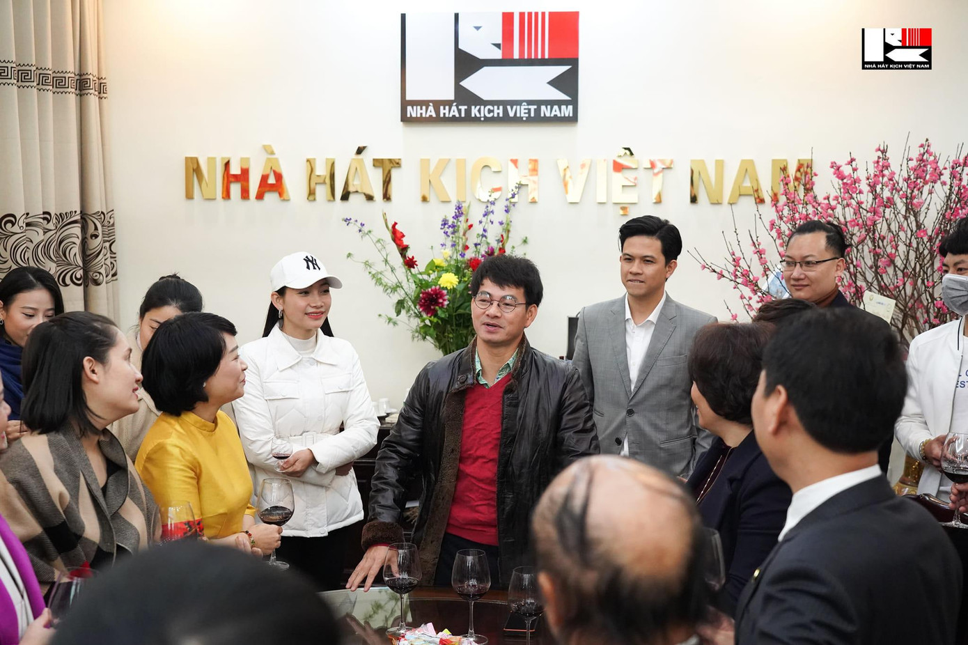 NSƯT Xuân Bắc dẫn dắt Nhà hát Kịch Việt Nam đi qua hơn hai năm COVID-19 căng thẳng. NSƯT Xuân Bắc dẫn dắt Nhà hát Kịch Việt Nam đi qua hơn hai năm COVID-19 căng thẳng.