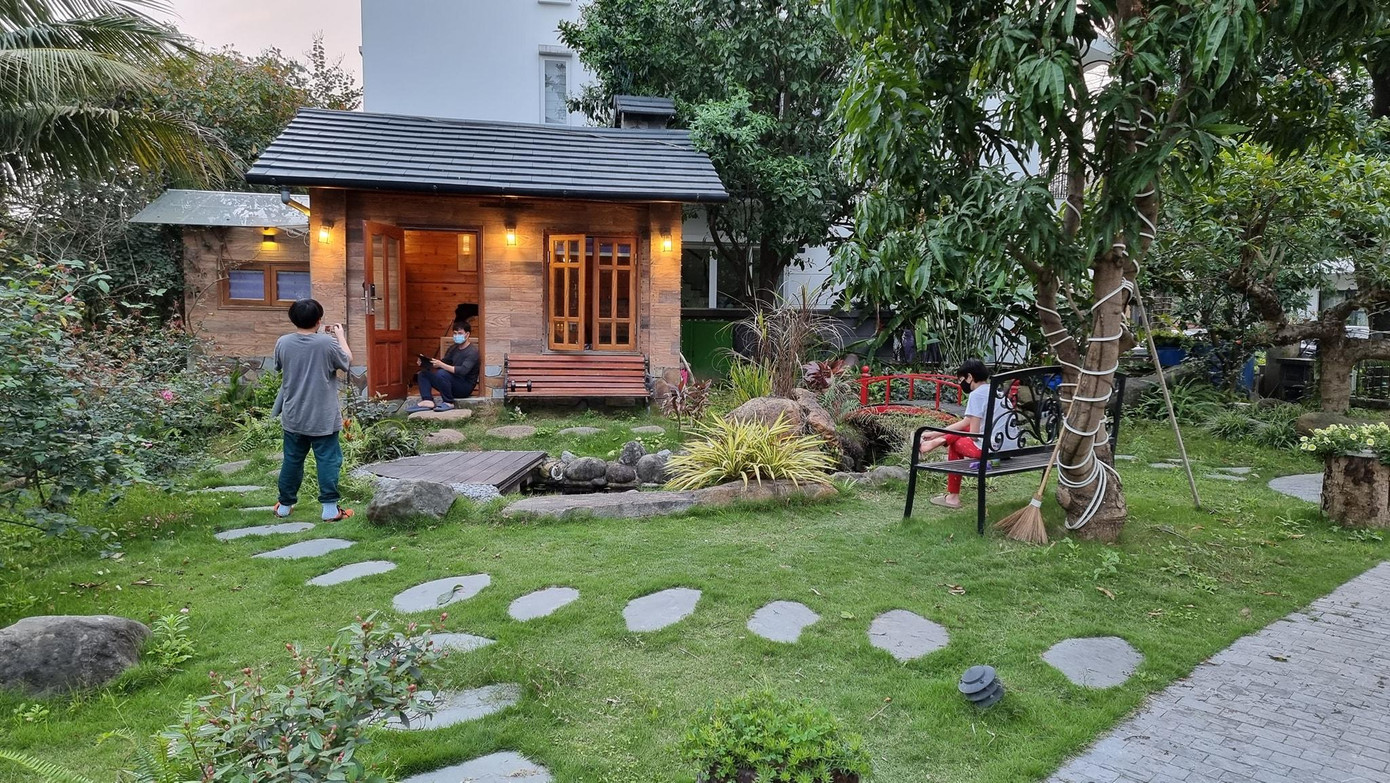 Bi "béo" đang quay hình ông bố bị cách ly. Cậu con trai cả ngồi vắt chân từ xa nói chuyện với bố Xuân Bắc. Bi "béo" đang quay hình ông bố bị cách ly. Cậu con trai cả ngồi vắt chân từ xa nói chuyện với bố Xuân Bắc.