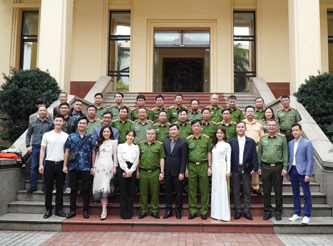 Ê-kíp "Phố trong làng" nhận Bằng khen ngày 28/3. Ê-kíp "Phố trong làng" nhận Bằng khen ngày 28/3.