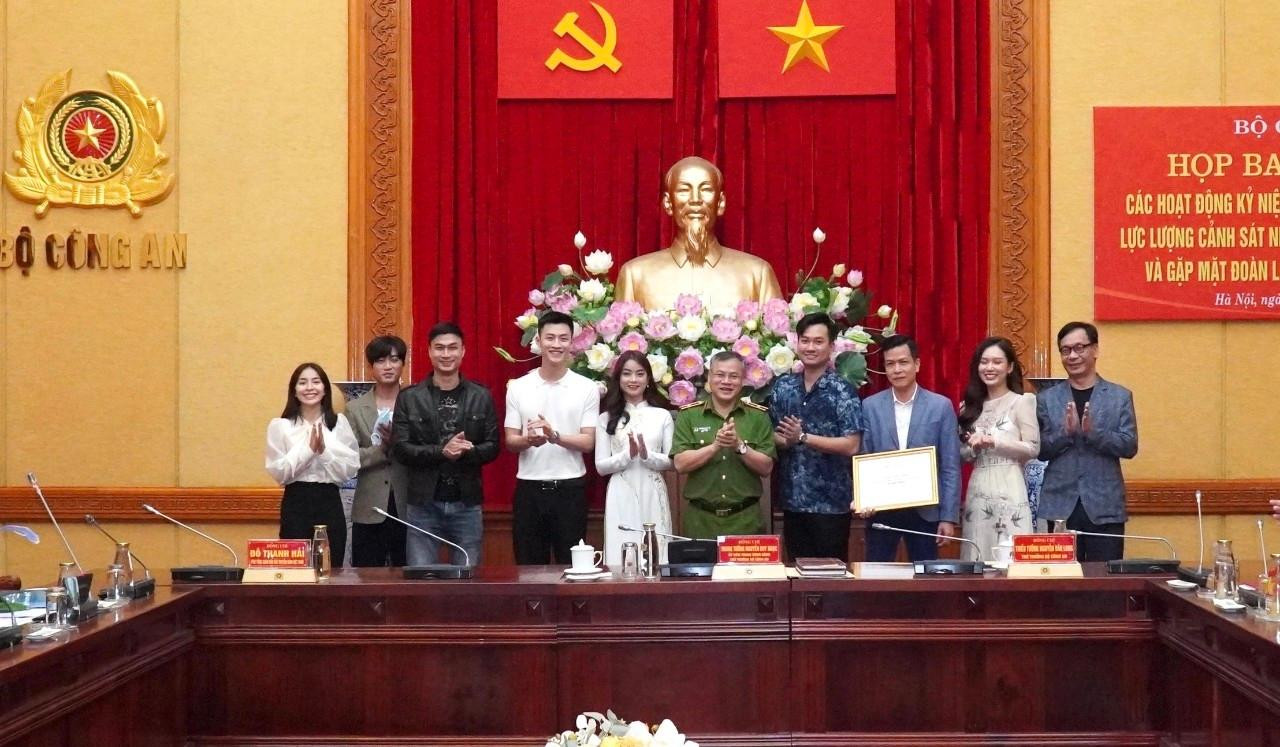 Bộ Công an tặng bằng khen cho đoàn phim "Phố trong làng". Ảnh: VFC Bộ Công an tặng bằng khen cho đoàn phim "Phố trong làng". Ảnh: VFC