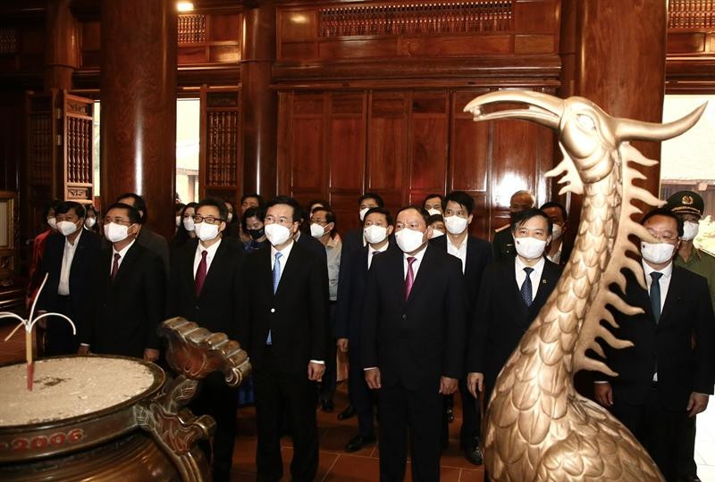 Đoàn đại biểu dâng hương tưởng niệm Chủ tịch Hồ Chí Minh tại Khu Di tích quốc gia đặc biệt Kim Liên. Ảnh: TRẦN HUẤN Đoàn đại biểu dâng hương tưởng niệm Chủ tịch Hồ Chí Minh tại Khu Di tích quốc gia đặc biệt Kim Liên. Ảnh: TRẦN HUẤN