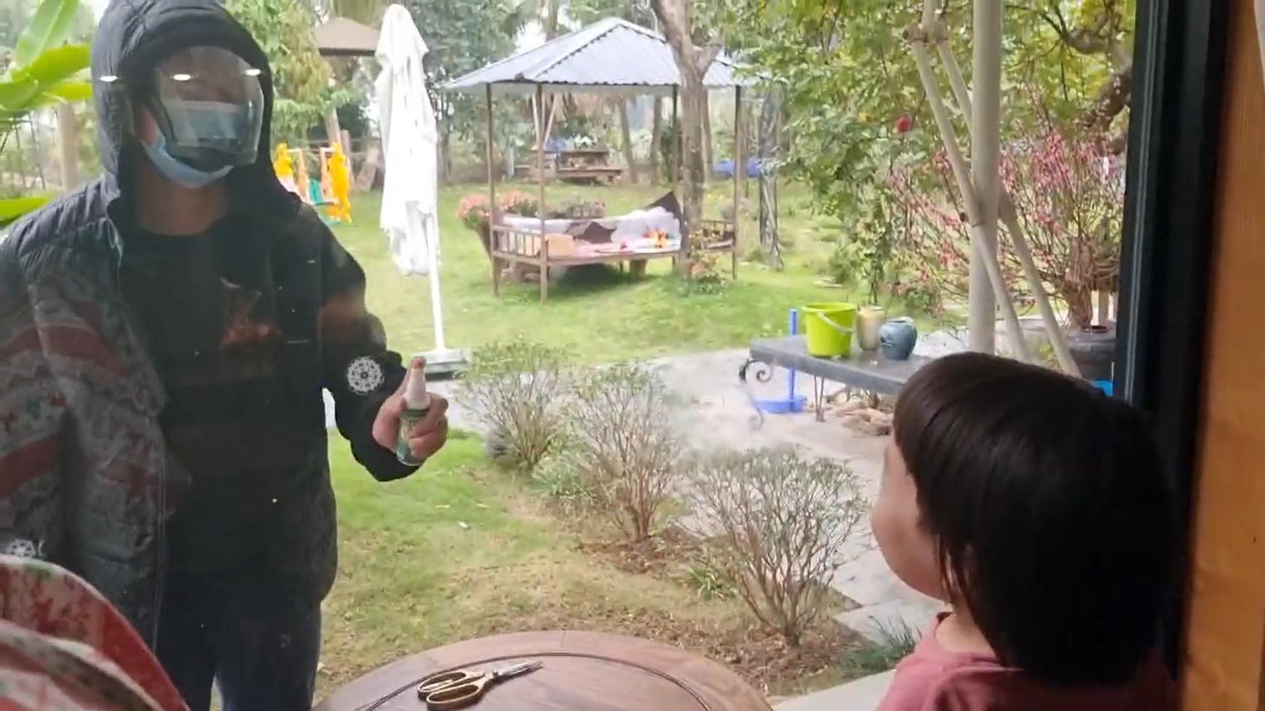 Xuân Bắc giao lưu với cậu con trai út qua cửa kính. Ảnh: FBNV Xuân Bắc giao lưu với cậu con trai út qua cửa kính. Ảnh: FBNV