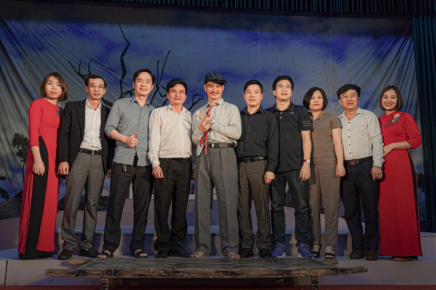 Ê-kíp Nhà hát Kịch Việt Nam đưa "Bệnh sĩ" về Ninh Bình.