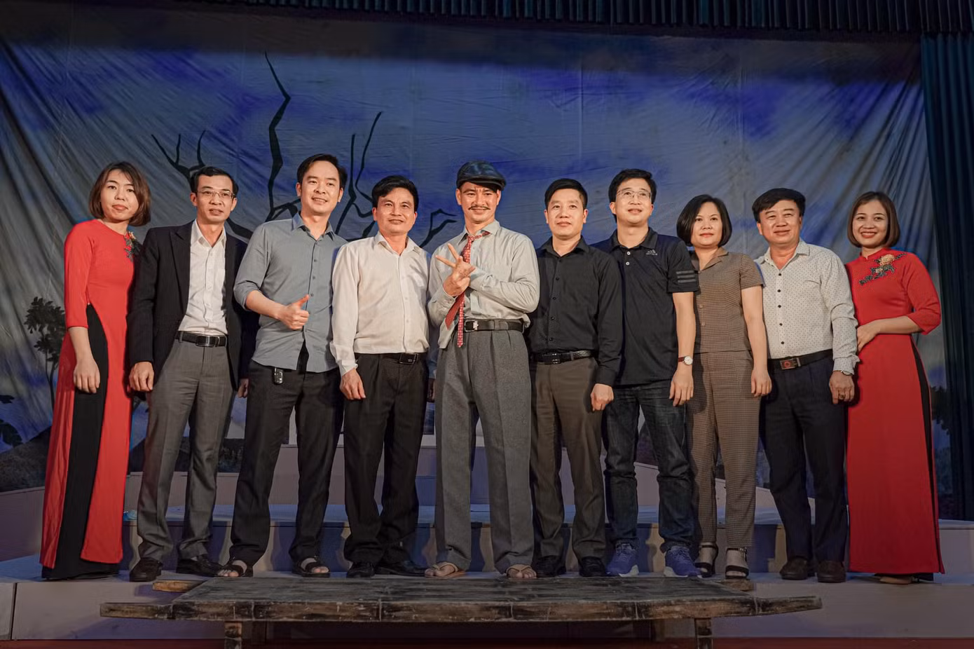 Ê-kíp Nhà hát Kịch Việt Nam đưa "Bệnh sĩ" về Ninh Bình.
