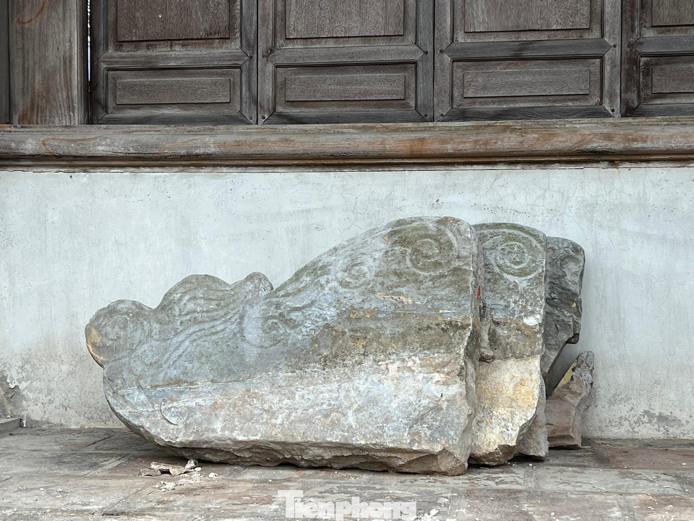 Cấu kiện không được bảo quản, che chắn. Ảnh: NGUYÊN KHÁNH