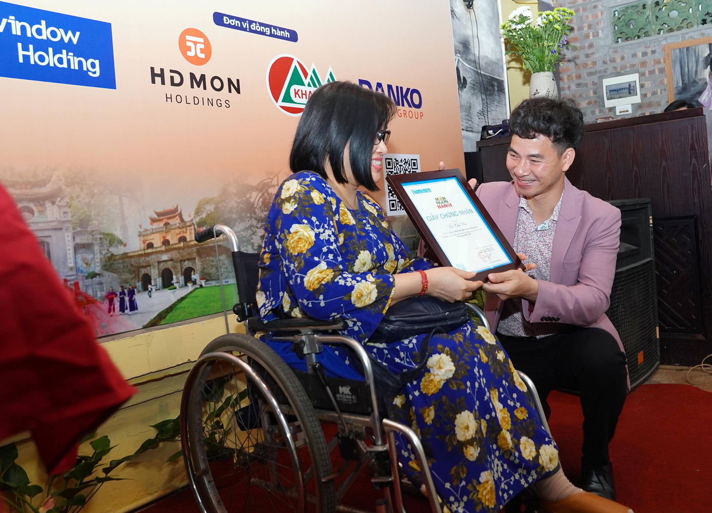 Tác giả nhận giải bài viết được bạn đọc yêu thích nhất.