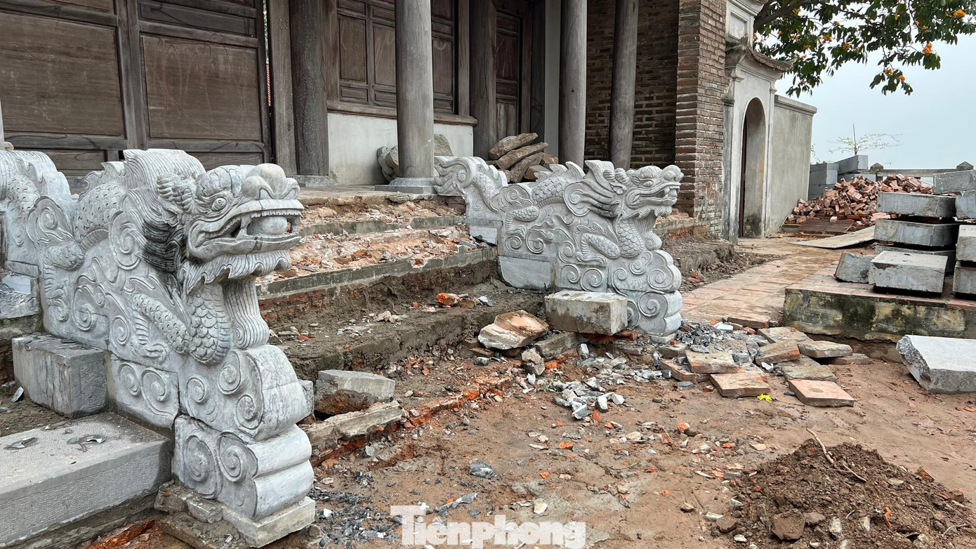 Thềm đá đang được lật tung lên. Ảnh: NGUYÊN KHÁNH