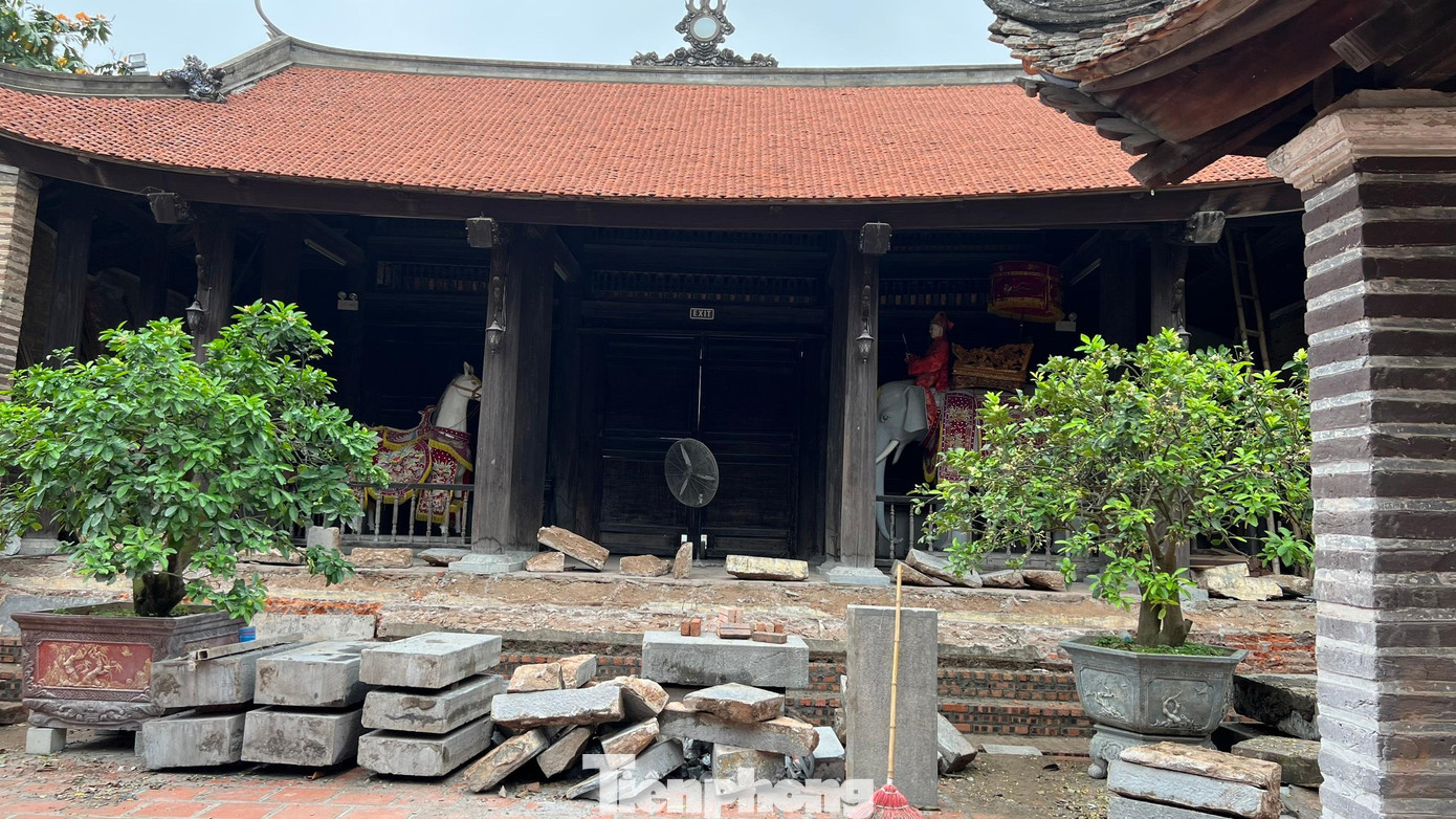 Nhiều hạng mục đình Chèm đang ngổn ngang gạch, đá. Ảnh: NGUYÊN KHÁNH