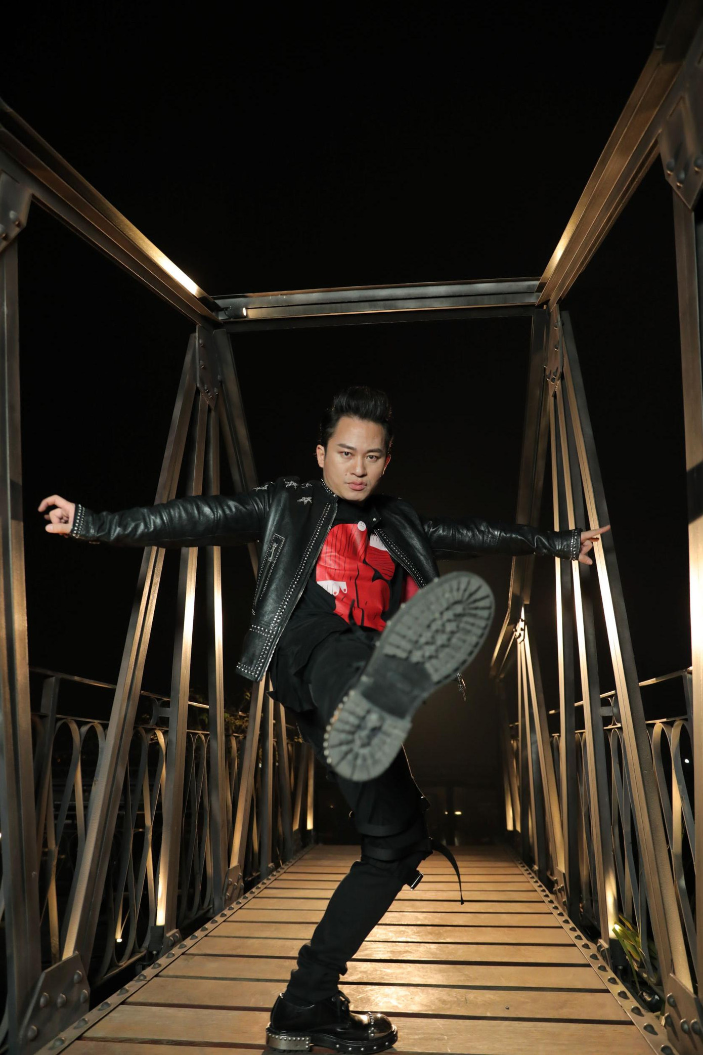 "Độc hành" viết theo phong cách rock, phù hợp với giọng hát của Tùng Dương.