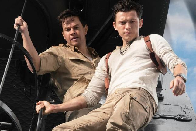 Mark Wahlberg và Tom Holland trong phim có yếu tố "đường lưỡi bò". Mark Wahlberg và Tom Holland trong phim có yếu tố "đường lưỡi bò".