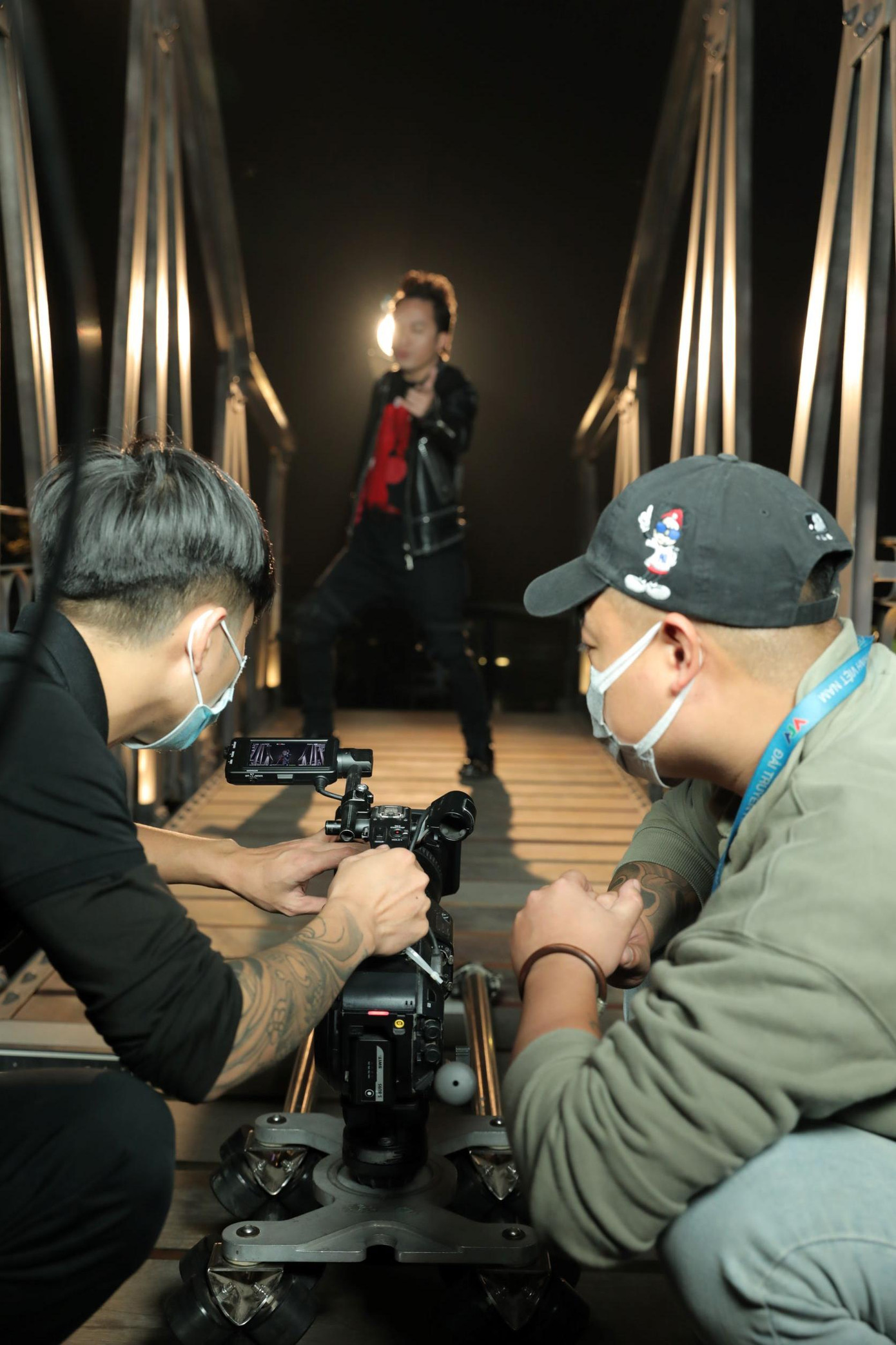 Ca khúc thực hiện trong đợt cách ly căng thẳng.