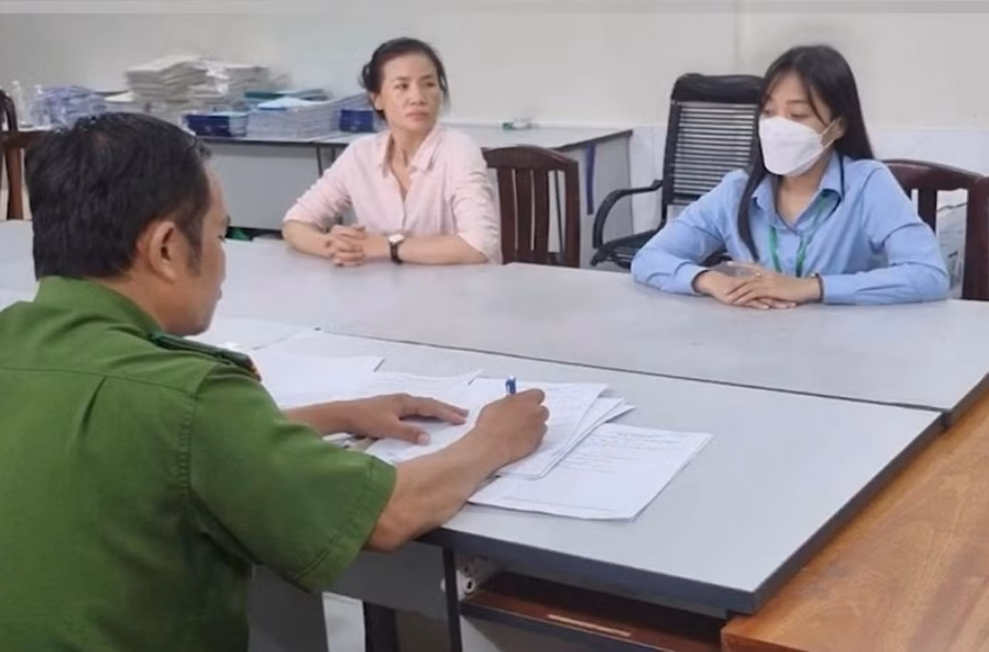 Bị can Lê Thị Thu Hà (trái sang) và Nguyễn Thị Mai Nhi tại Cơ quan điều tra. Bị can Lê Thị Thu Hà (trái sang) và Nguyễn Thị Mai Nhi tại Cơ quan điều tra.