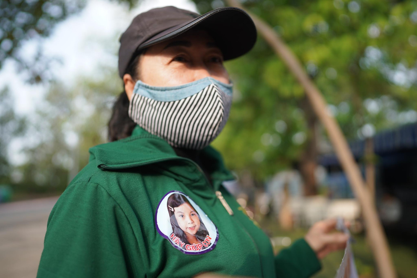 Một người dân in logo nạn nhân trên ngực áo. Ảnh" Phạm Thọ. Một người dân in logo nạn nhân trên ngực áo. Ảnh" Phạm Thọ.