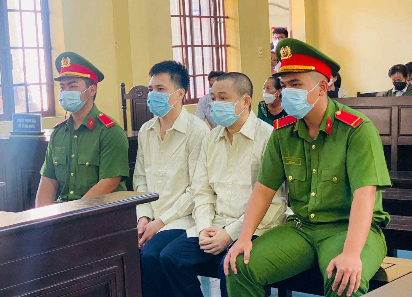 Hai bị cáo tại phiên tòa Hai bị cáo tại phiên tòa