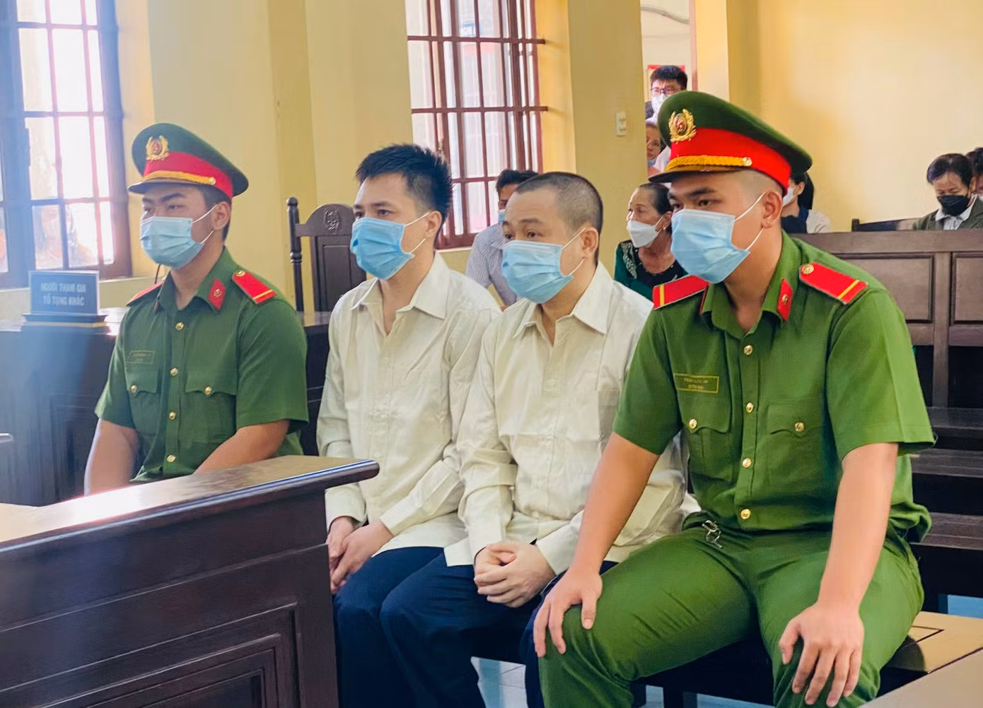 Hai bị cáo tại phiên tòa Hai bị cáo tại phiên tòa