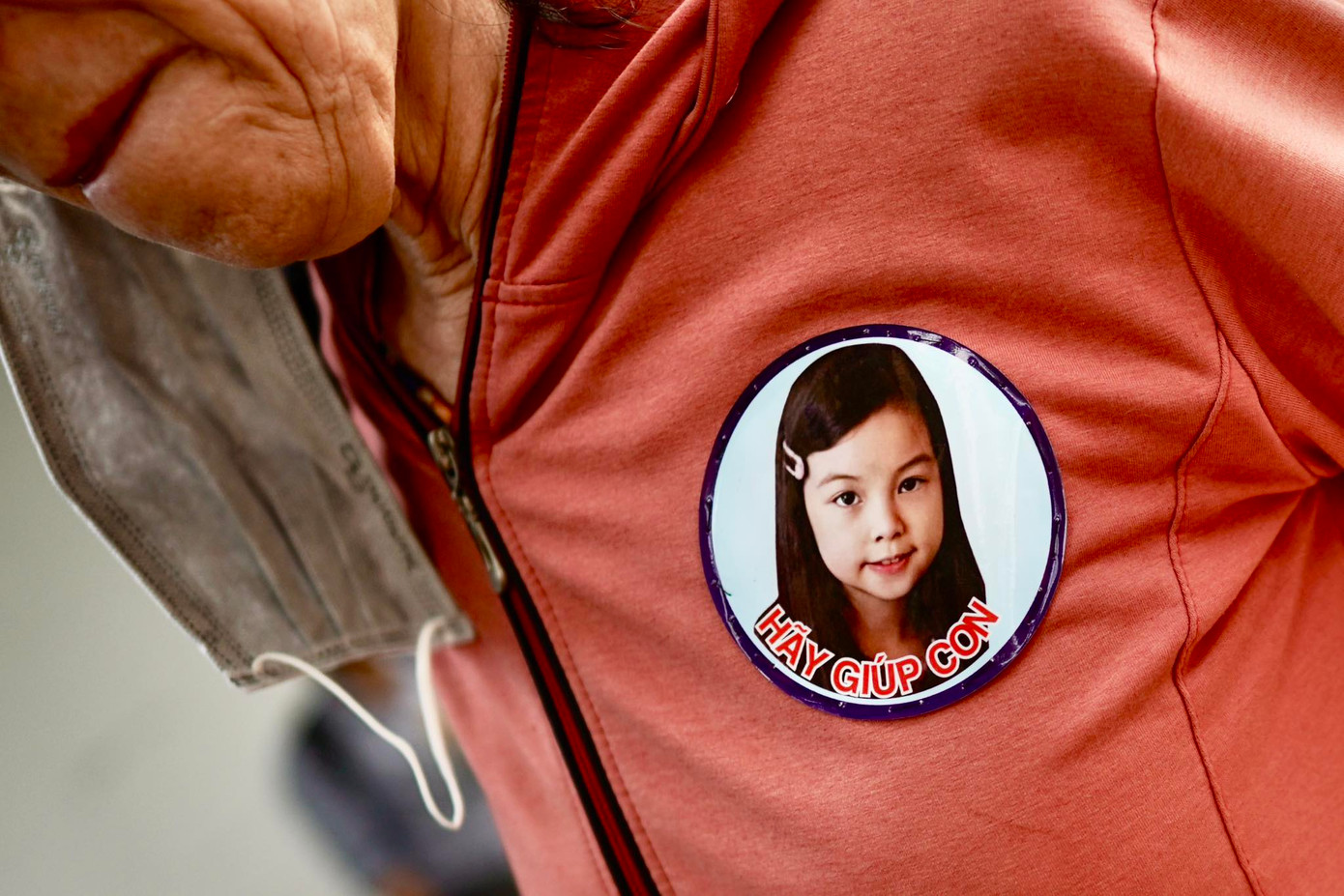 Nhiều người xót thương cho số phận bé V.A đã in hình bé trên ngực áo. Nhiều người xót thương cho số phận bé V.A đã in hình bé trên ngực áo.