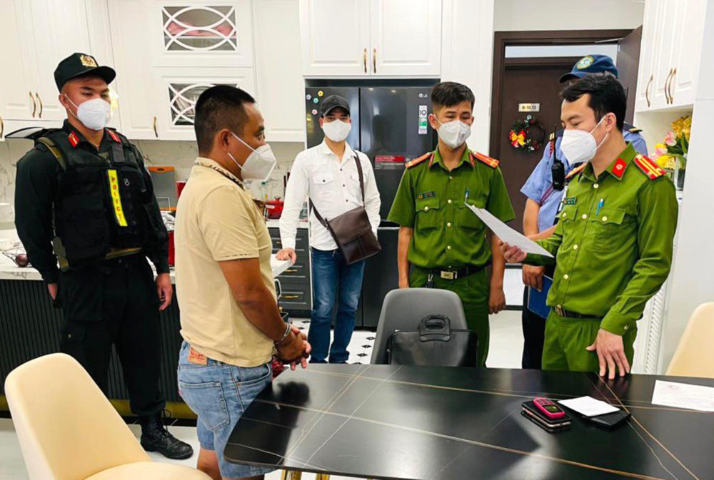 Cảnh sát tống đạt lệnh bắt bị can trong vụ án. Cảnh sát tống đạt lệnh bắt bị can trong vụ án.