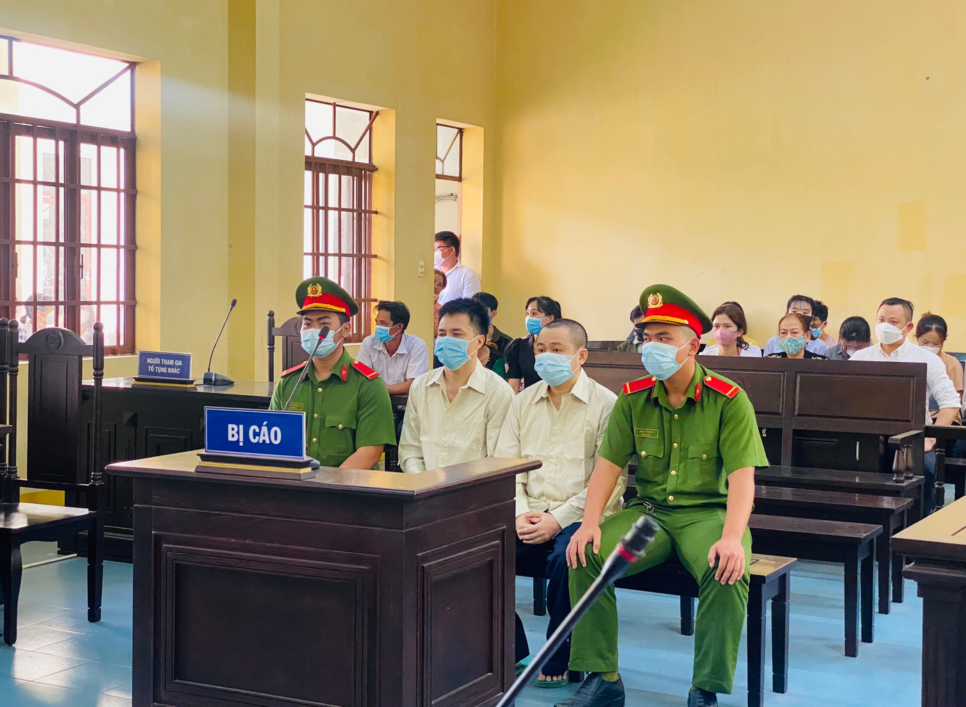 Phiên tòa xét xử diễn viên hài Hữu Tín sáng 28/4. Phiên tòa xét xử diễn viên hài Hữu Tín sáng 28/4.