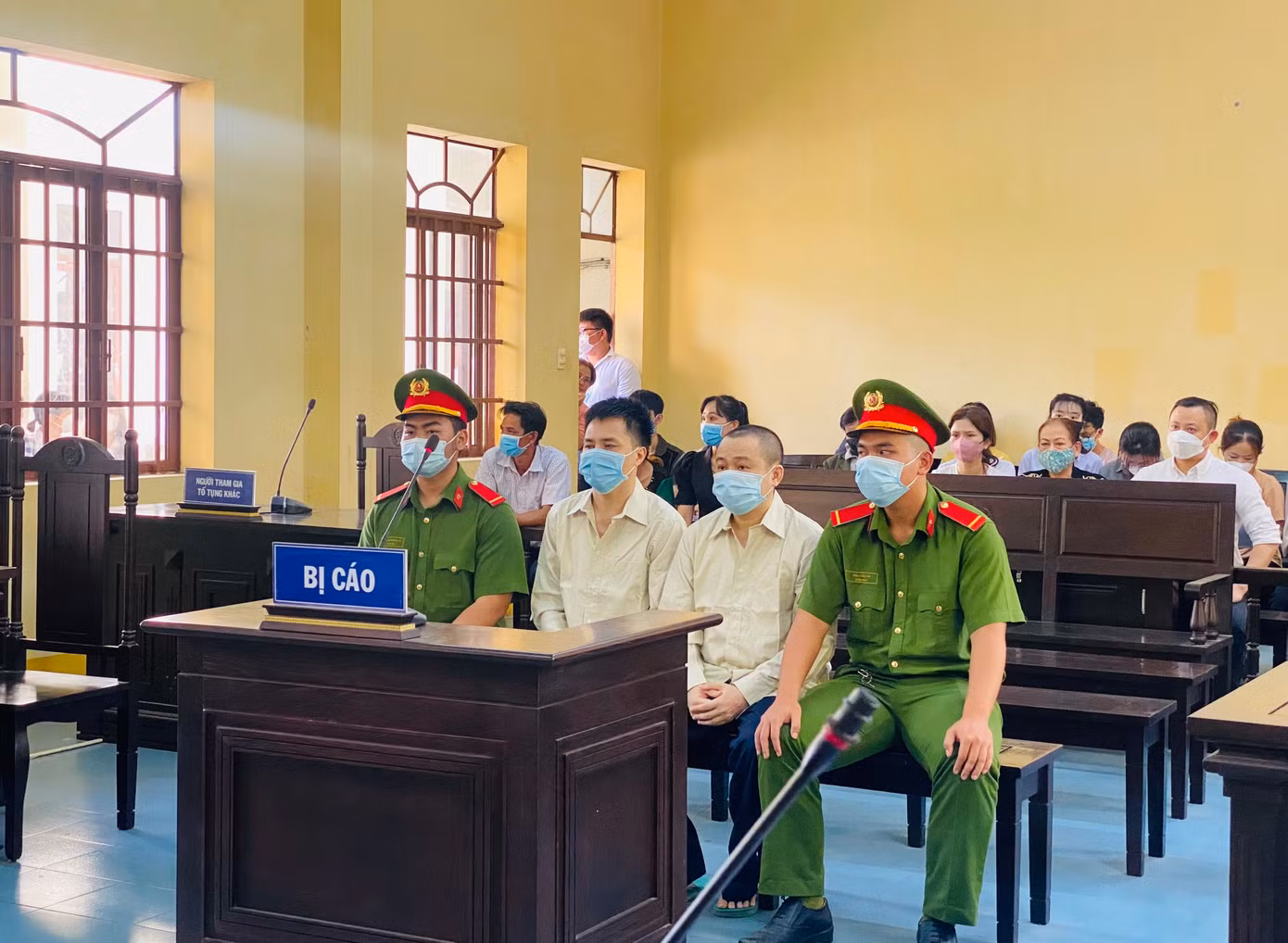 Phiên tòa xét xử diễn viên hài Hữu Tín sáng 28/4. Phiên tòa xét xử diễn viên hài Hữu Tín sáng 28/4.