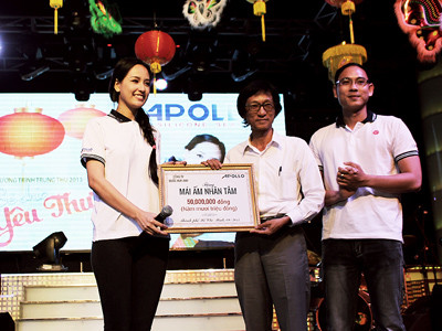 hậu Mai Phương Thúy đại diện Công ty trao tặng kinh phí hỗ trợ mái ấm Nhân Tâm