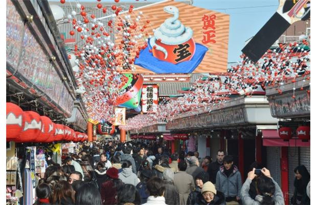 2.	Không khí đón chào đón năm mới tràn ngập tại khu vực mua sắm Asakusa, thủ đô Tokyo, Nhật Bản. Những đồ trang trí mang màu sắc của sự may mắn cho năm mới đã được người dân nước này chuẩn bị