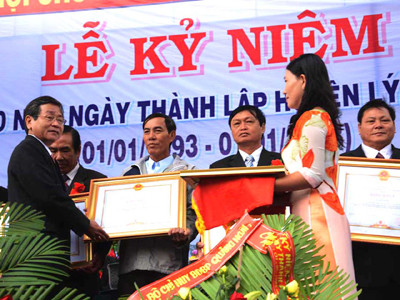 Chính quyền và nhân dân huyện đảo Lý Sơn nhận Huân chương Lao động hạng 3 trong ngày kỷ niệm thành lập huyện 